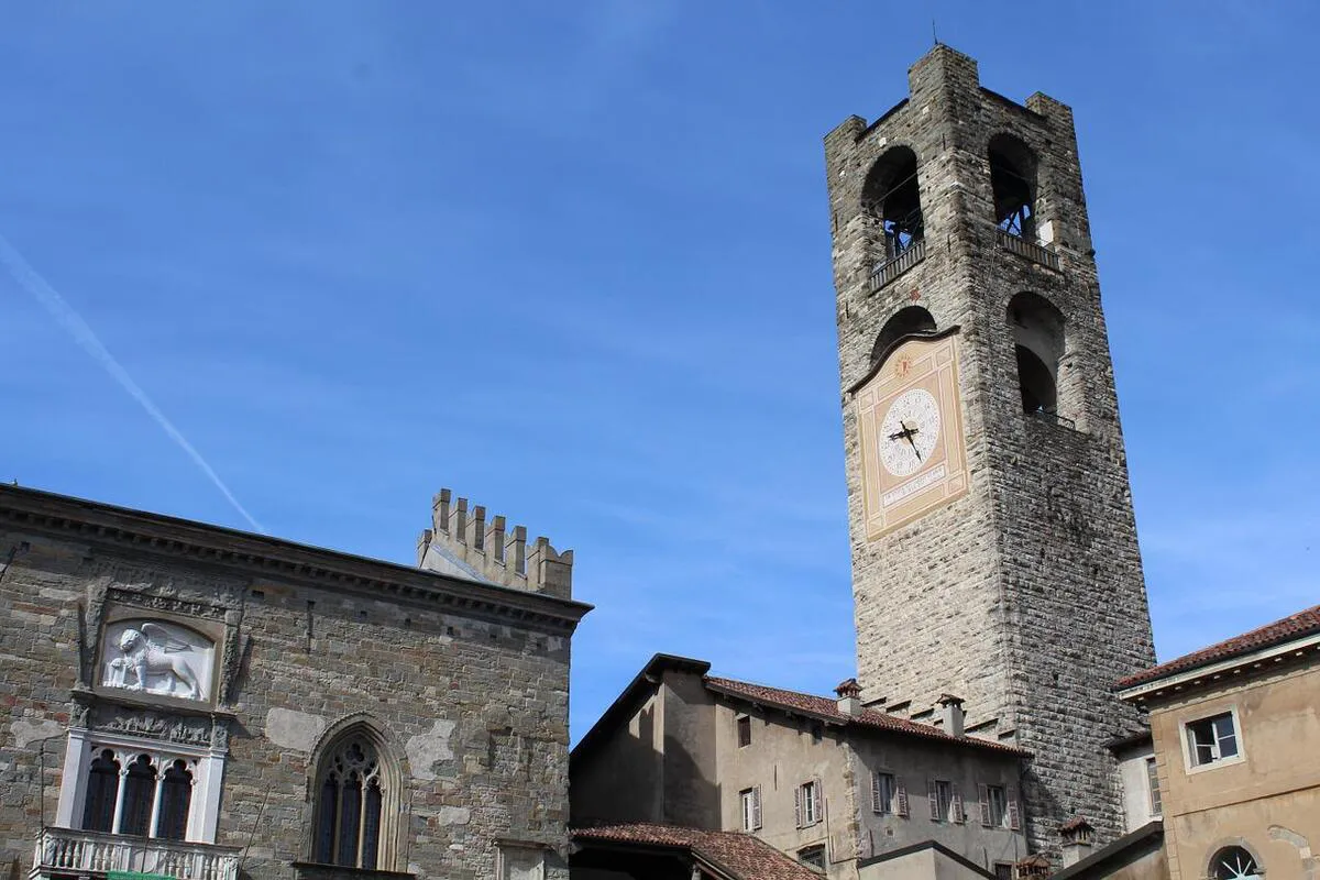 La torre Campone vista desde abajo con el reloj de sol y la su famosa campana