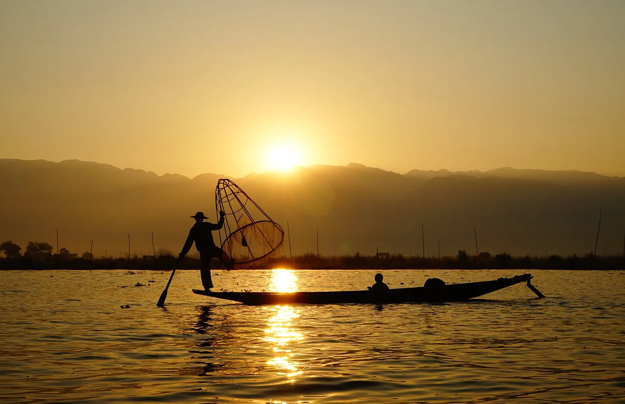 Pescador en el lago Inle, Myanmar