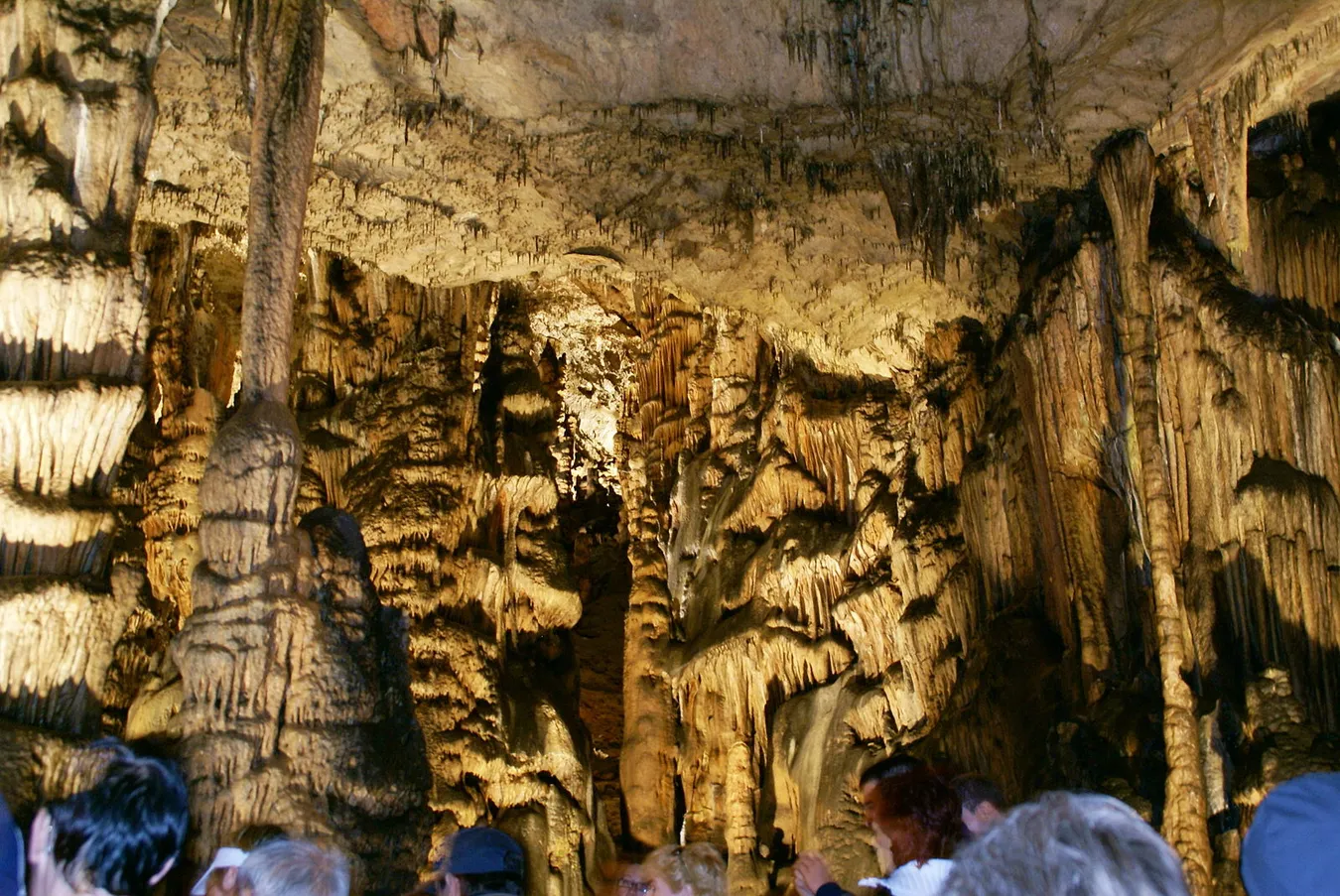 El interior de la cueva con estalactitas y estalagmitas