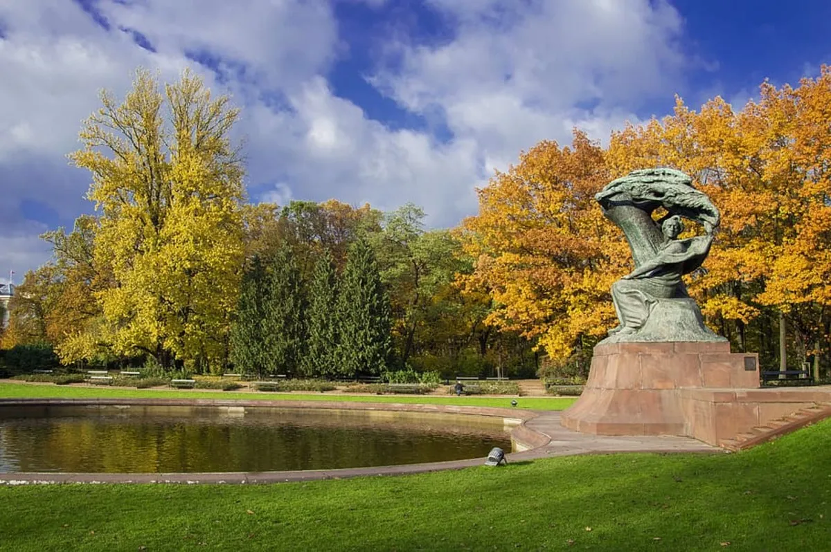 Un lago que está en medio del parque con una reconocible estatua presidiendo