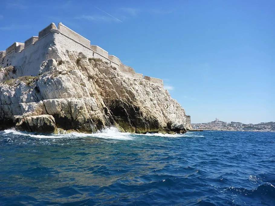 Una de las principales grutas de la ciudad sobre la cual hay un edificio histórico