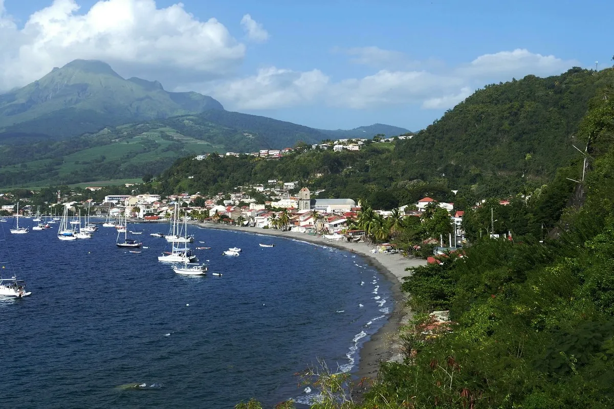 Uno de los pueblos de costa rodeados de vegetación y con veleros atracados en el mar