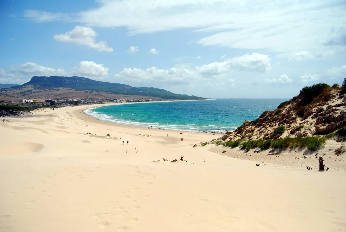 Panoramica de la Playa de Bolonia con arena dorada y aguas cristalinas