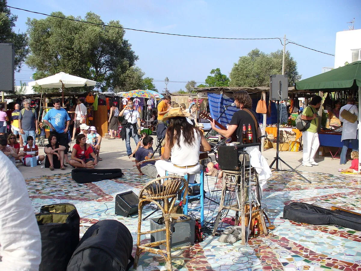 Mercadillo hippie celebrado en el centro del pueblo El Pilar con los puestos de gente y gente tocando música en directo