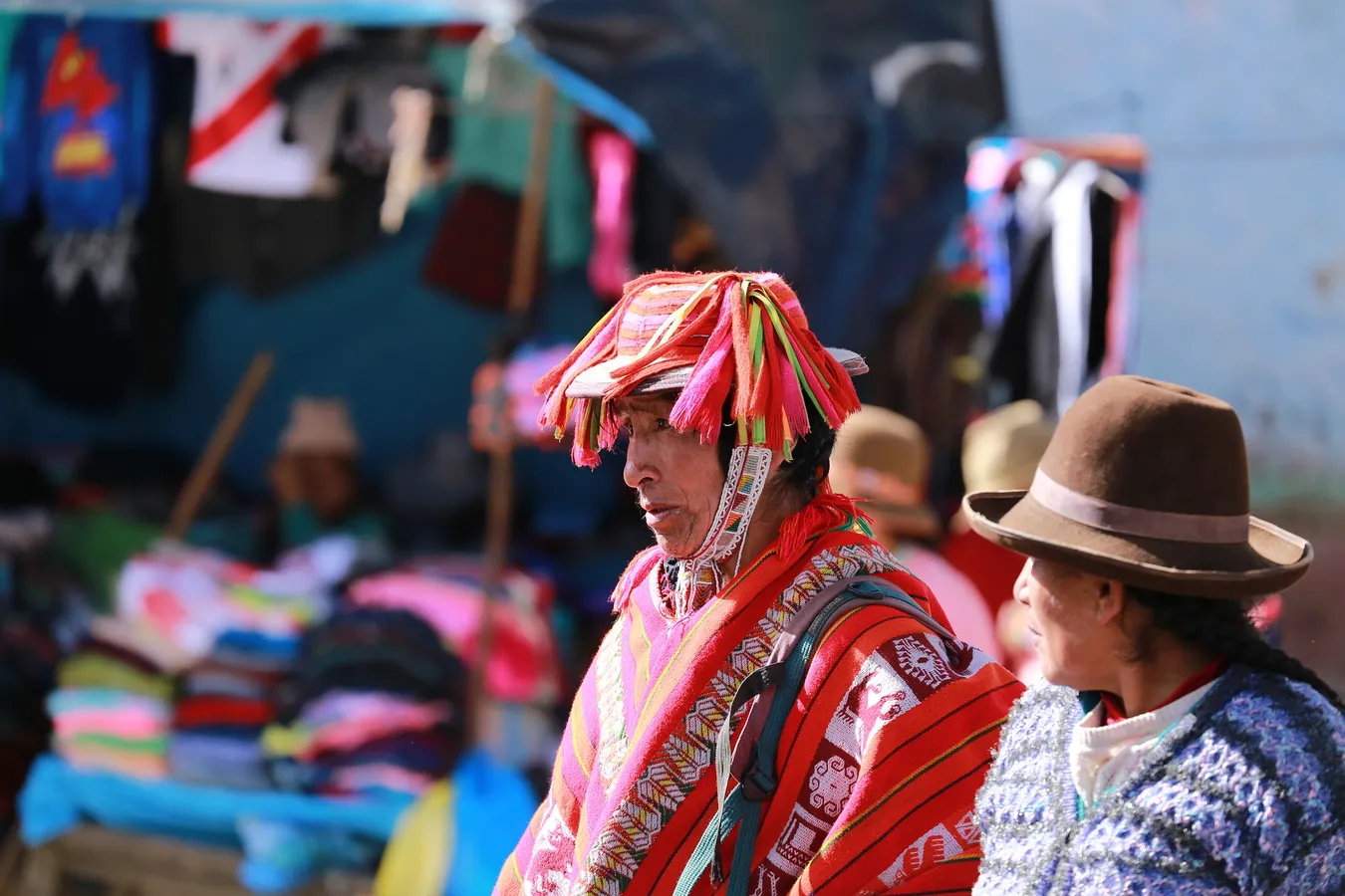 Hombre con vestidos locales en el mercado El Alto de la Paz