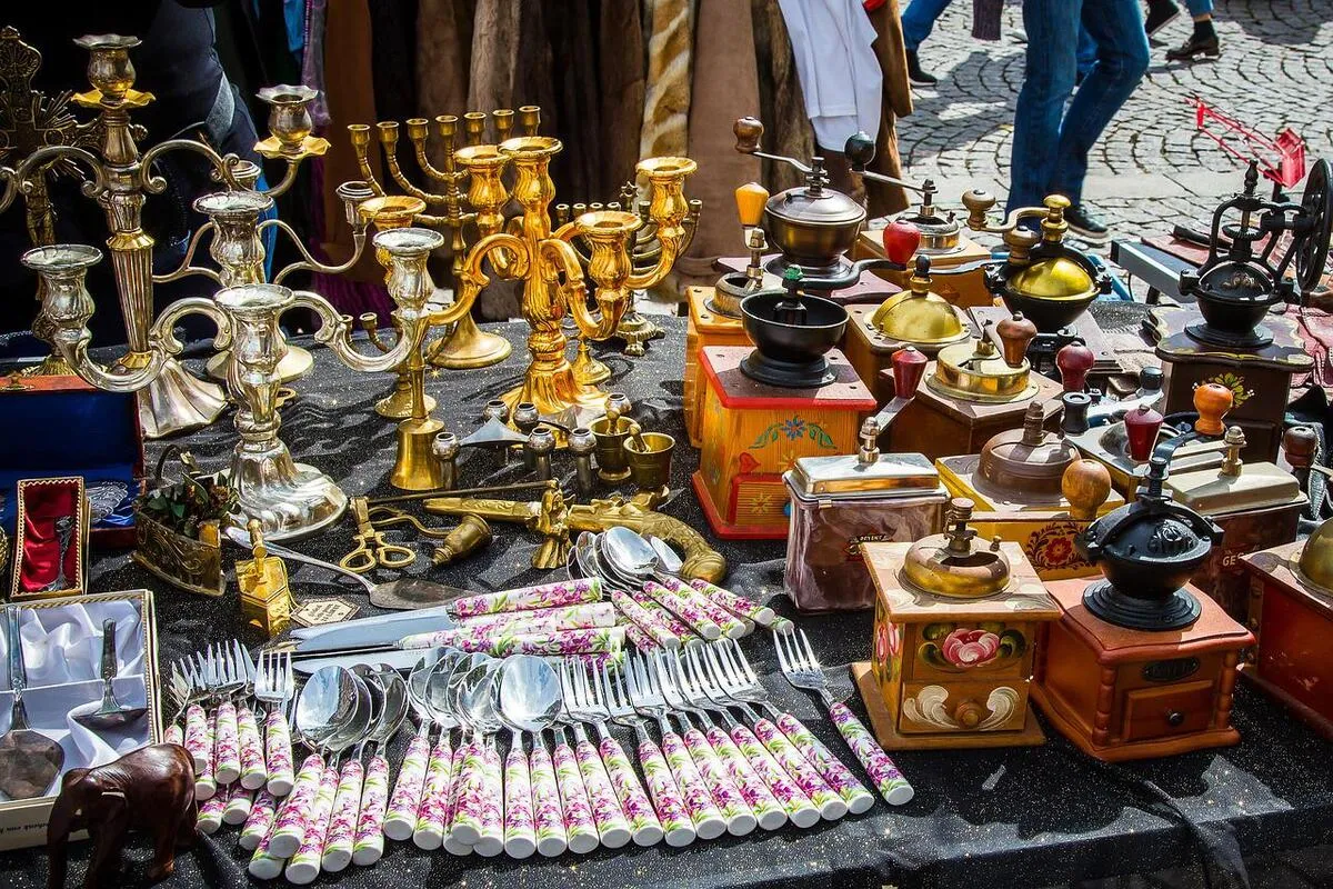 Uno de los puestos del mercado de pulgas en el que venden candelabros, cubiertos y cajas de madera