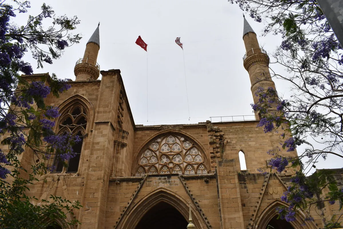 La entrada principal a la Mezquita de Selimiye y sus dos minaretes.