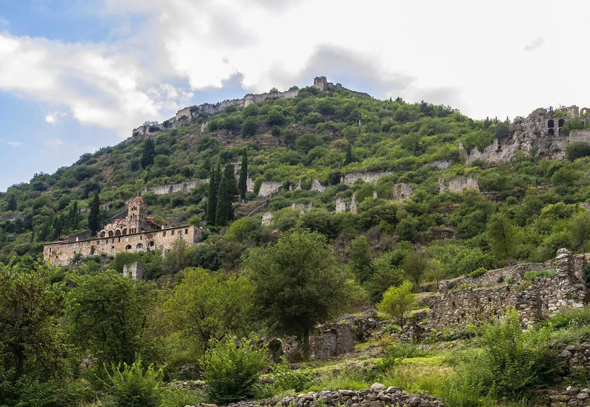 La ciudad bizantina de Mistra vista desde abajo y rodeada de arboles