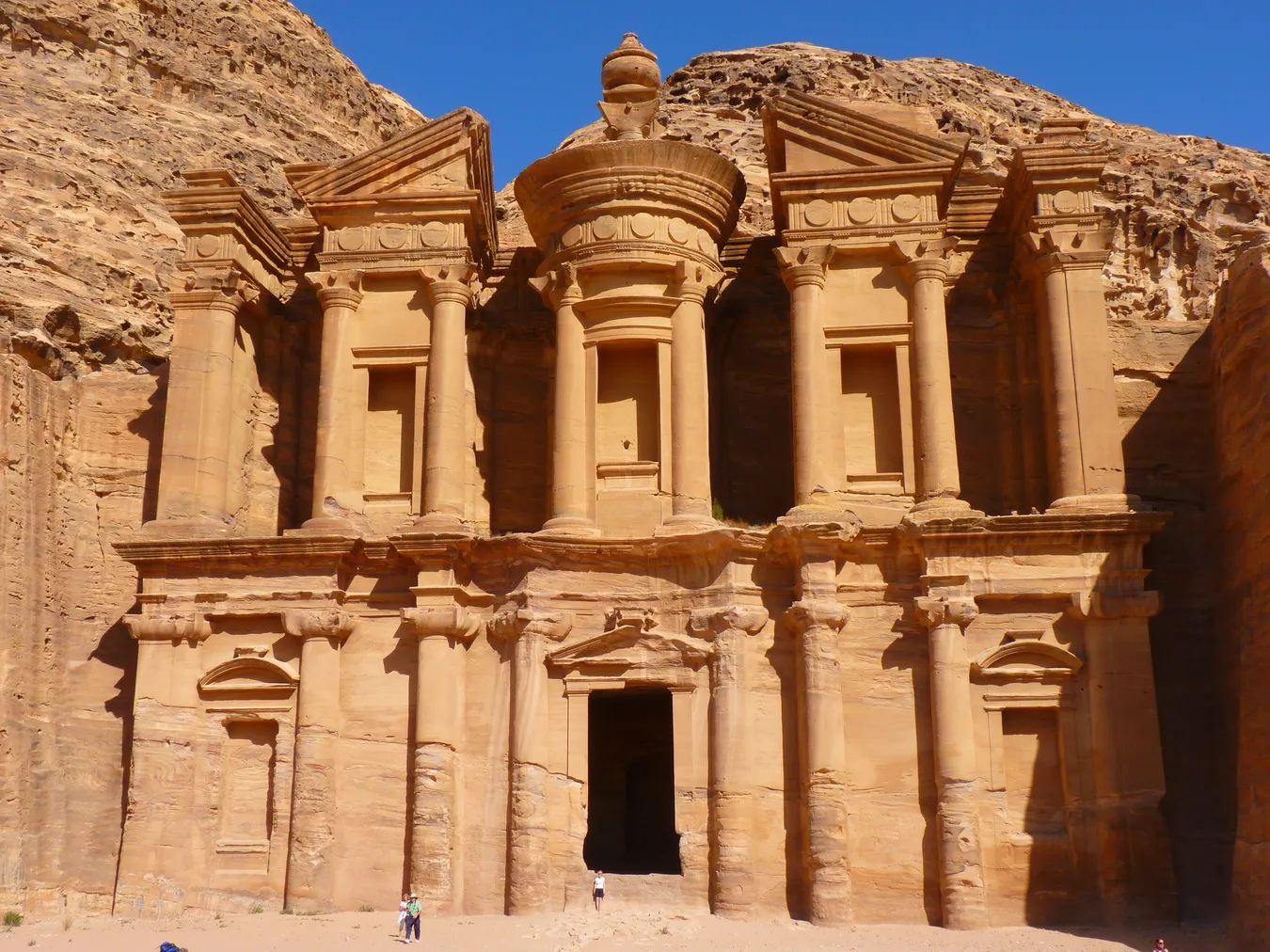 Fachada de las ruinas del monasterio de Petra.