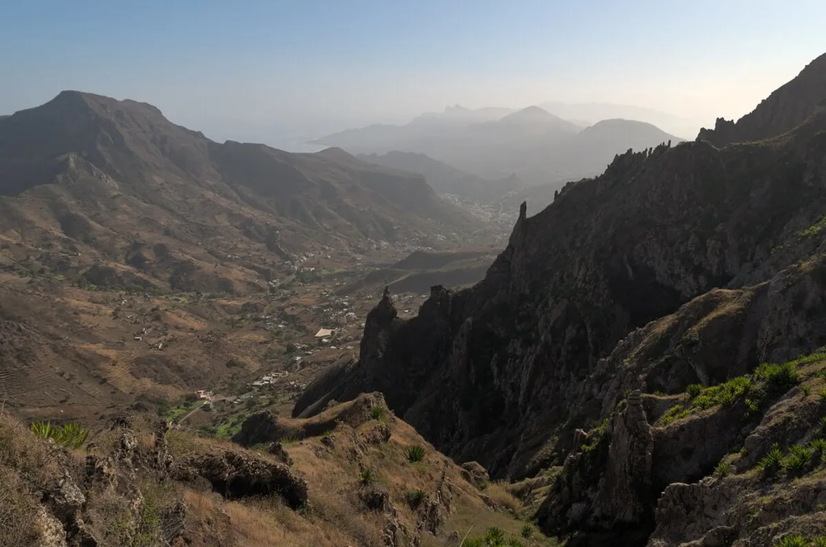 Panoramica de la zona montañosa del parque natural con casas en El Valle