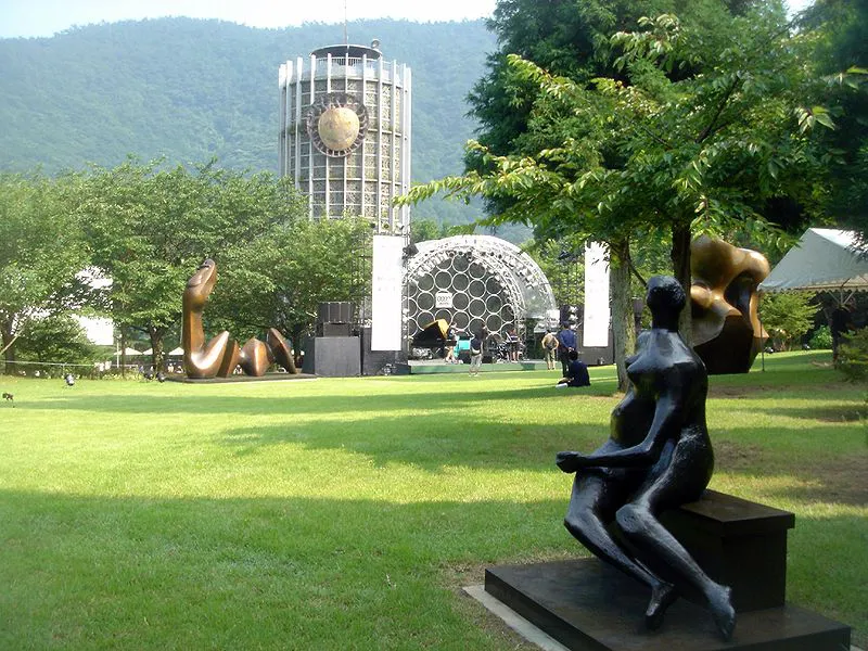 Esculturas en un jardín del Museo al Aire Libre de Hakone