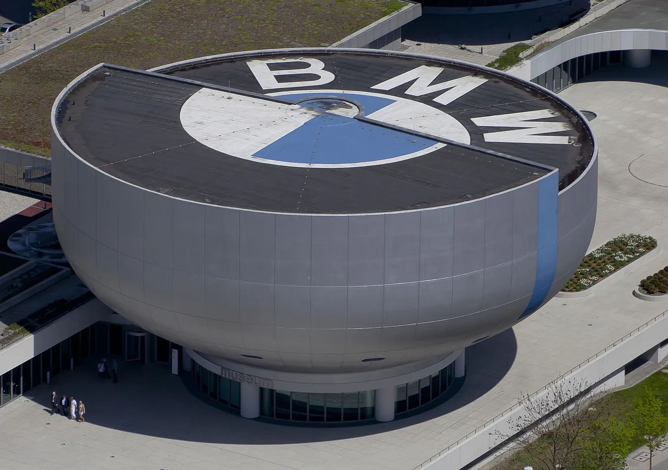 Vista aérea del museo de BMW de Múnich.