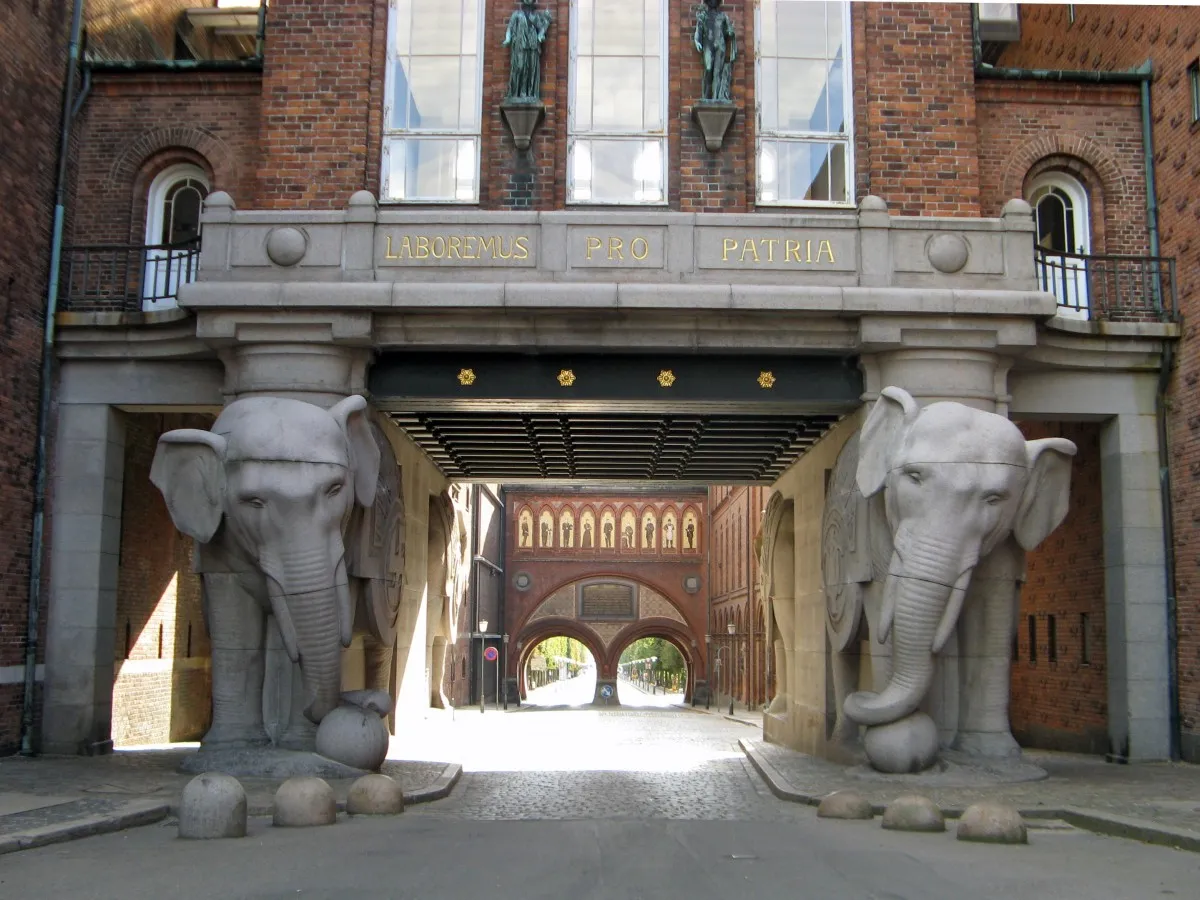 Una de las entradas al museo de Carlsberg con dos elefantes de piedra a los lados