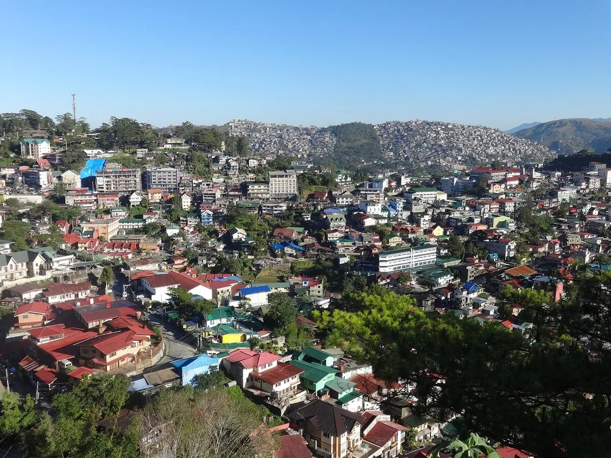 Panorámica de la ciudad de de Baguio con el monte de fondo
