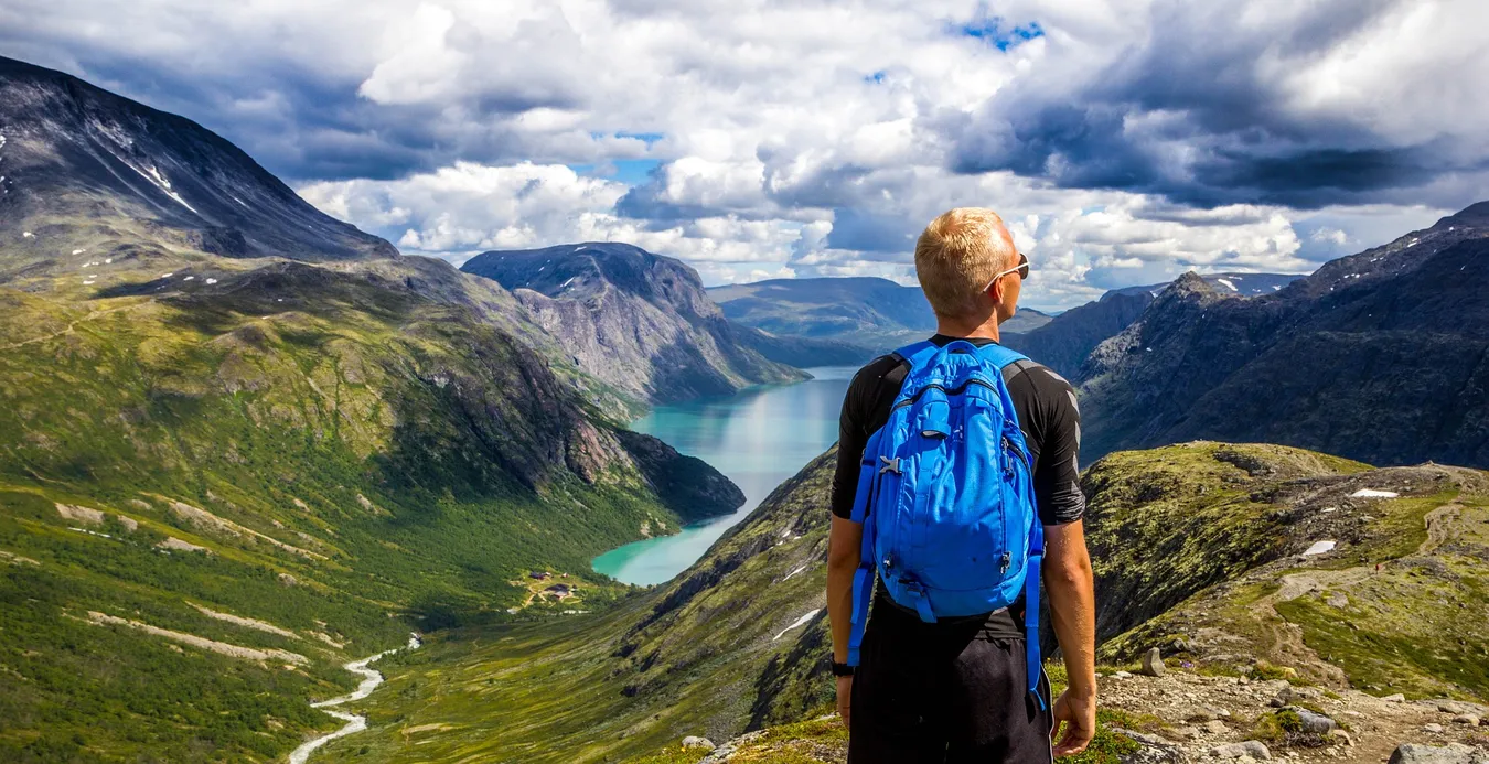 Chico de excursión por Noruega.