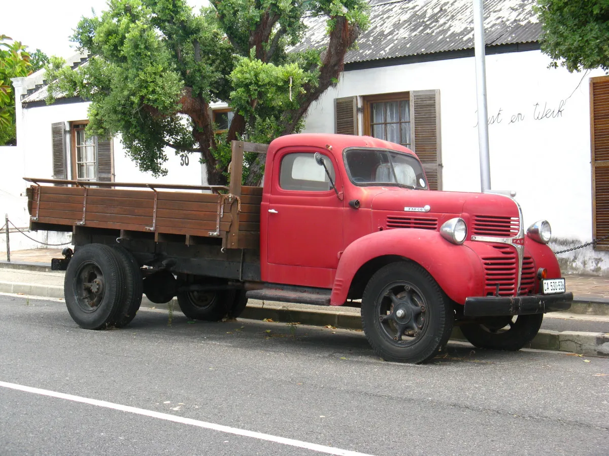 La camioneta roja Pick Up en la que trasladan a la gente