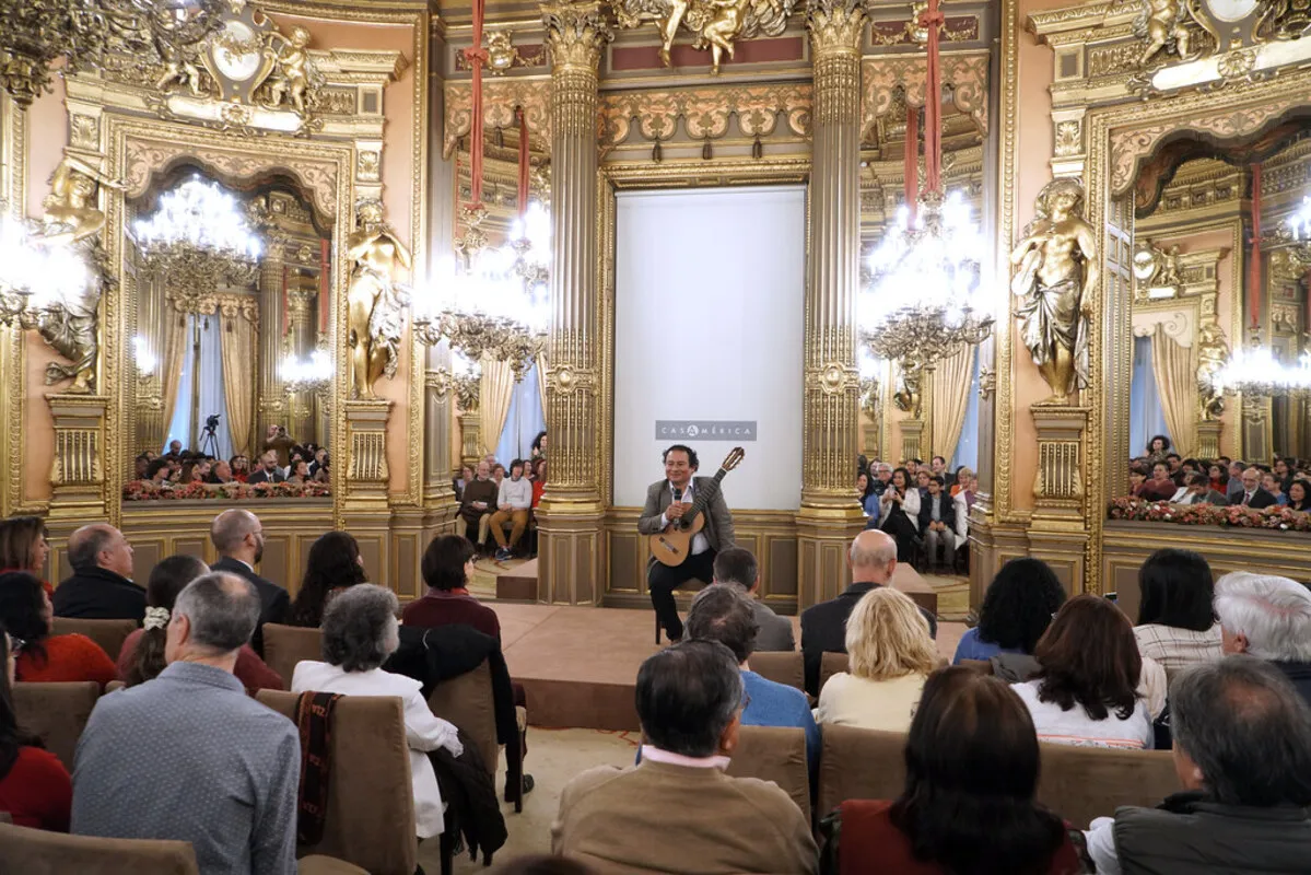 Un concierto de guitarra dentro de uno de los salones del Palacio de Santoña