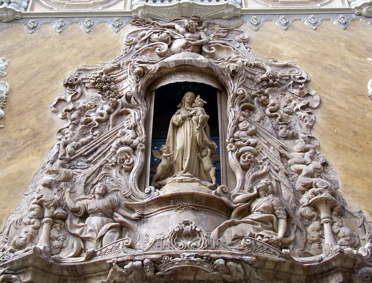 La virgen tallada en la fachada principal del palacio