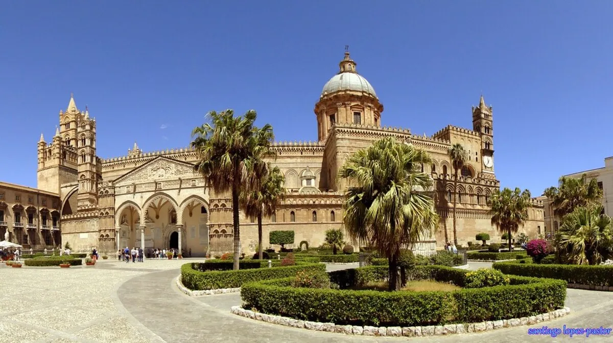 La entrada principal a la catedral de Palermo, con elementos arquitectonicos árabes, mozárabes y cátalanes