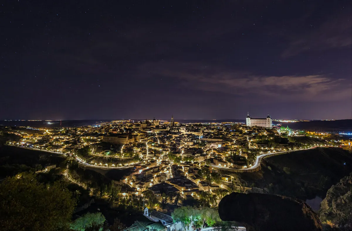 Panorámica nocturna de Toledo desde la Piedra del Rey Moro