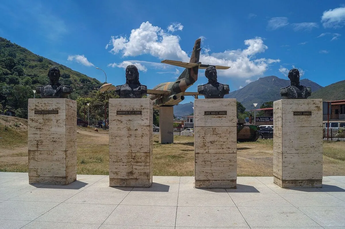 Monumentos de algunos de los héroes nacionales en el parque