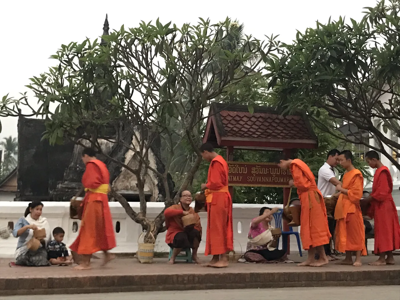 Paseo de entrega de almas de Luang Prabang