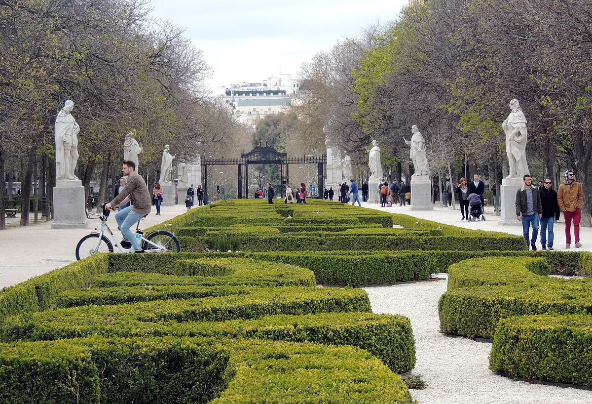 El paseo de las estatuas y de fondo una de las entradas principales al Parque del Retiro