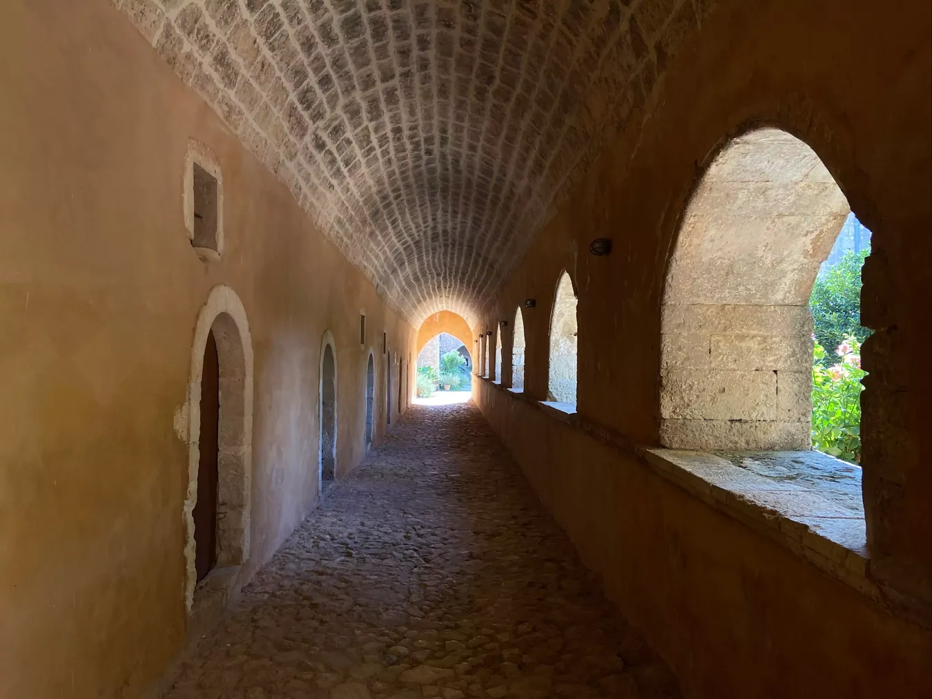 Pasillo que conducen a las habitaciones del monasterio.