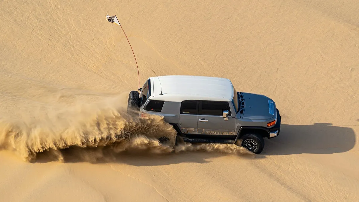 Un coche todoterreno visto desde arriba derrapando en el desierto