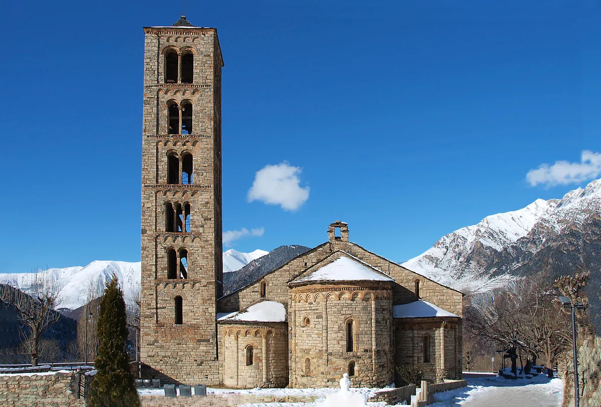 La iglesia de piedra del pueblo repleta de nieve