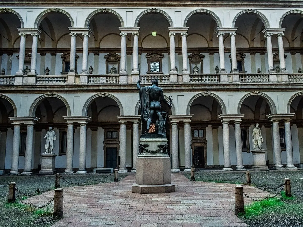 El exterior de la Pinacoteca di Brera y la estatua dedicada a Napoleón por detrás
