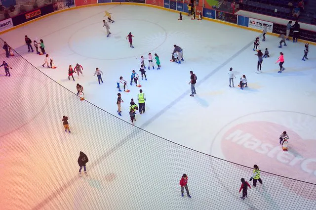 Pista de patinaje sobre hielo en el Dubai Mall