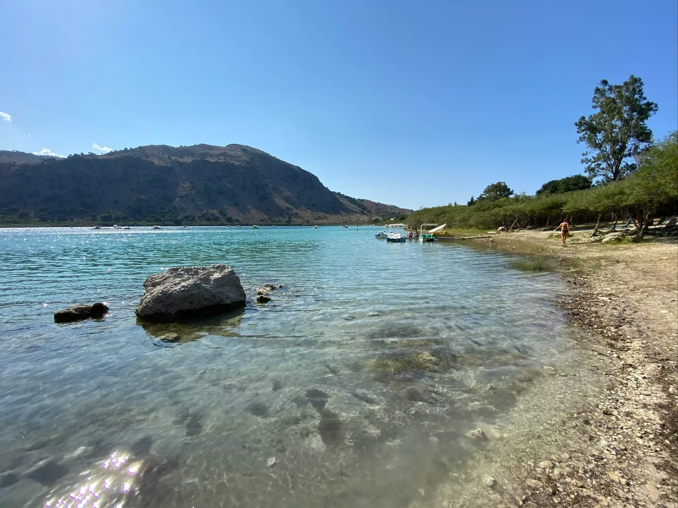 Una de las pequeñas playas del Lago Kournas de Creta.