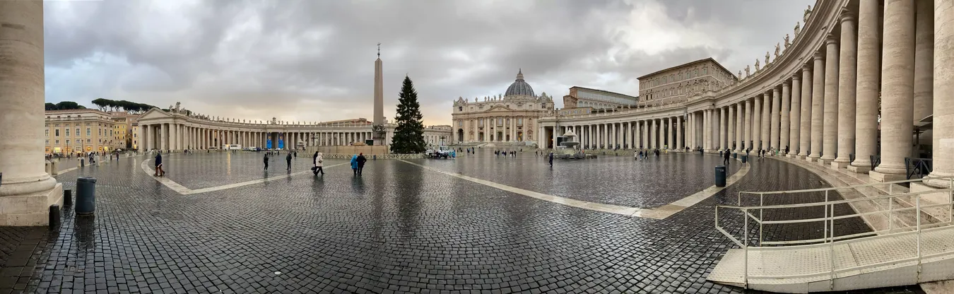 Panorámica de la Plaza San Pedro en el Vaticano.