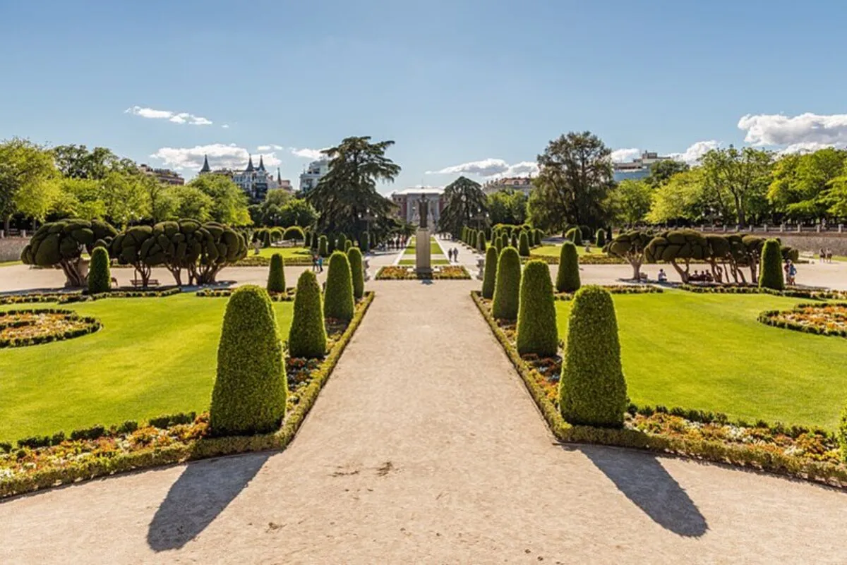 Los parterres franceses que componen una de las entradas más bonitas del parque con la estatua de Jacinto Benavente