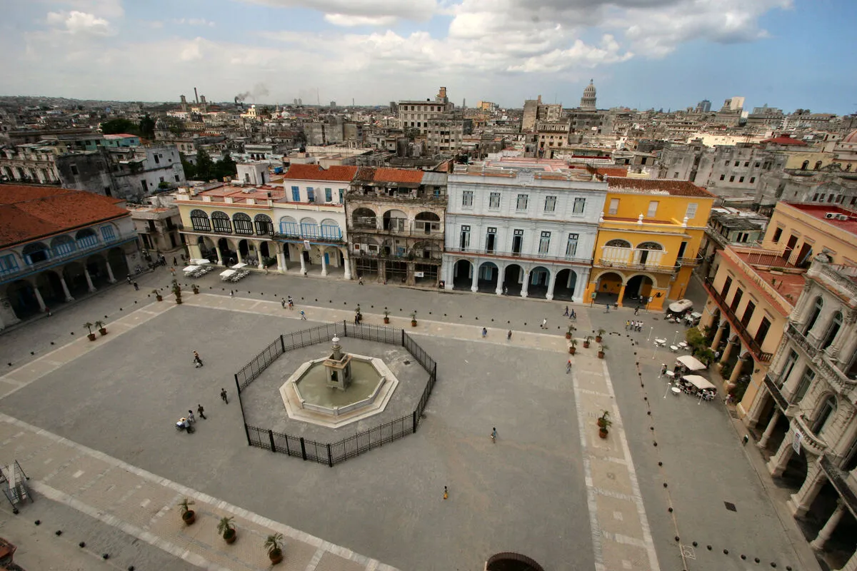 Panorámica de la plaza vieja de La Habana con edificios de colores y una fuente en el centro
