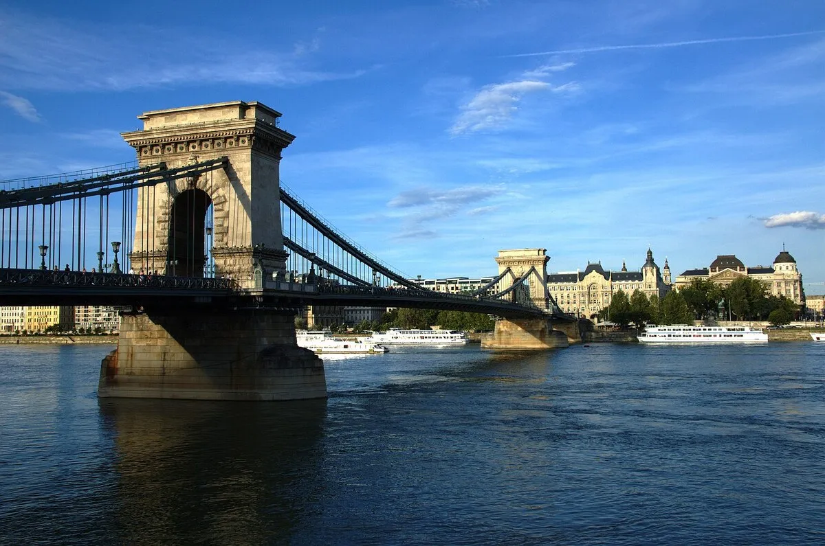 Una de las entradas principales al puente de las cadenas que cruza el rio Danubio