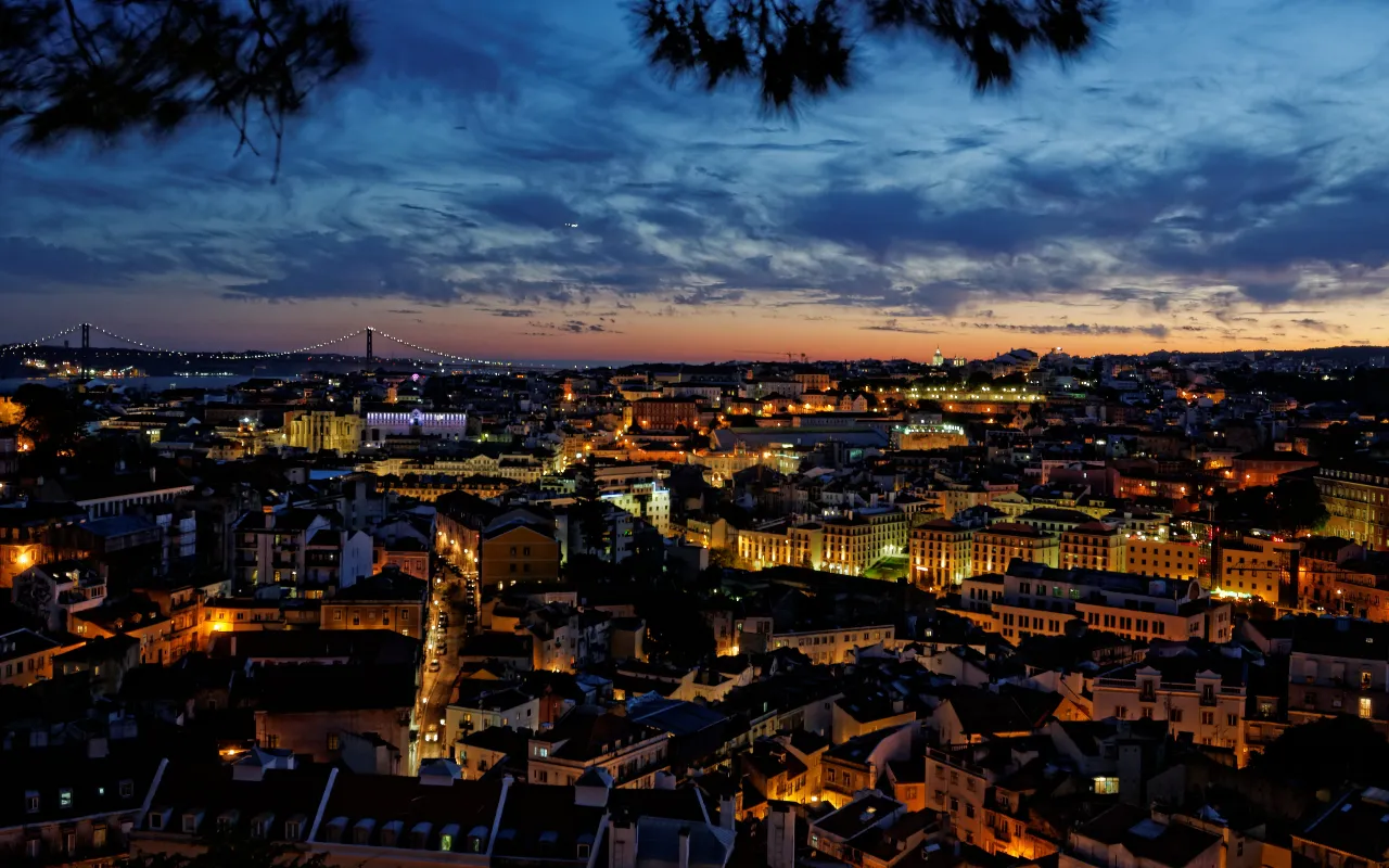 Panorámica nocturna de Lisboa.