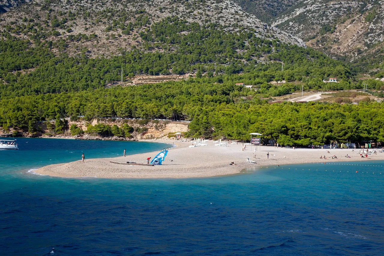 Playa con forma de cuerno en Brac