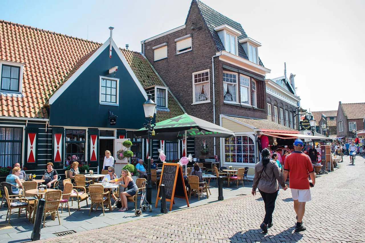 Una terraza con restaurantes en Volendam