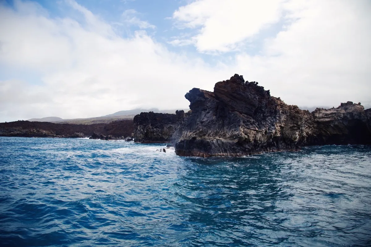 Gran oleaje del océano atlántico contra una de las rocas volcánicas de la costa de la isla