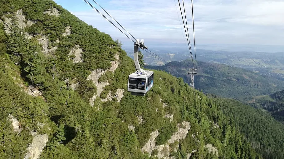 Uno de los principales telesillas de Zakopane entre zona verde