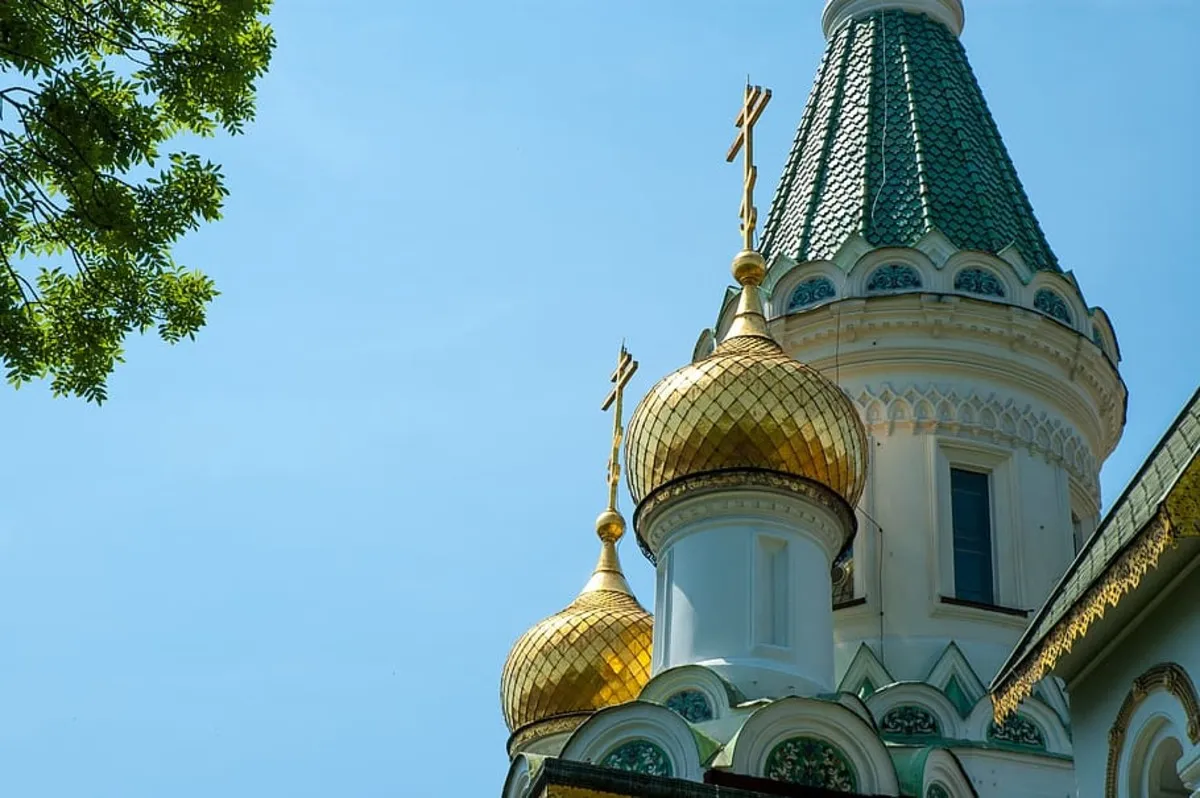 La parte superior de la iglesia azul turquesa y dorado