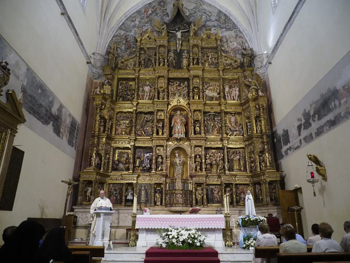 El enorme retablo de oro de estilo gótico que se encuentra al fondo de la catedral