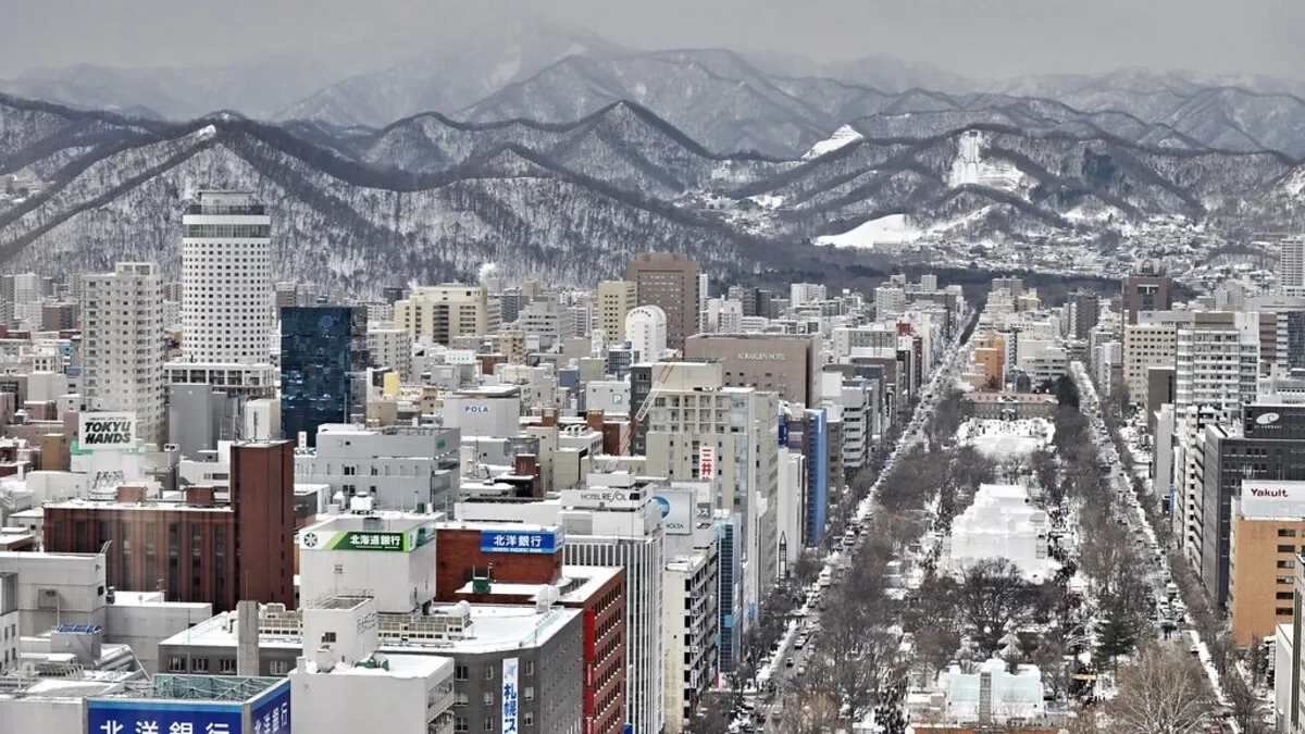 El centro de la ciudad de Sapporo totalmente nevado con las montañas de fondo