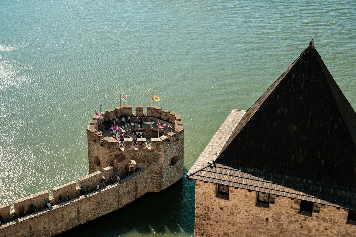 Una de las torres principales de la fortaleza con gente paseando y visitandola.
