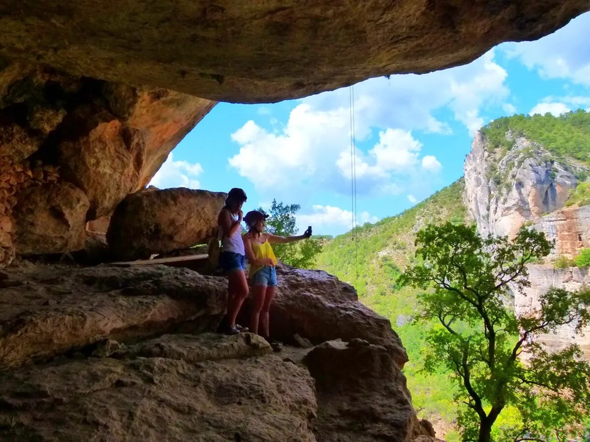 Dos personas en la conocida Cueva de la Ramera haciéndose una foto