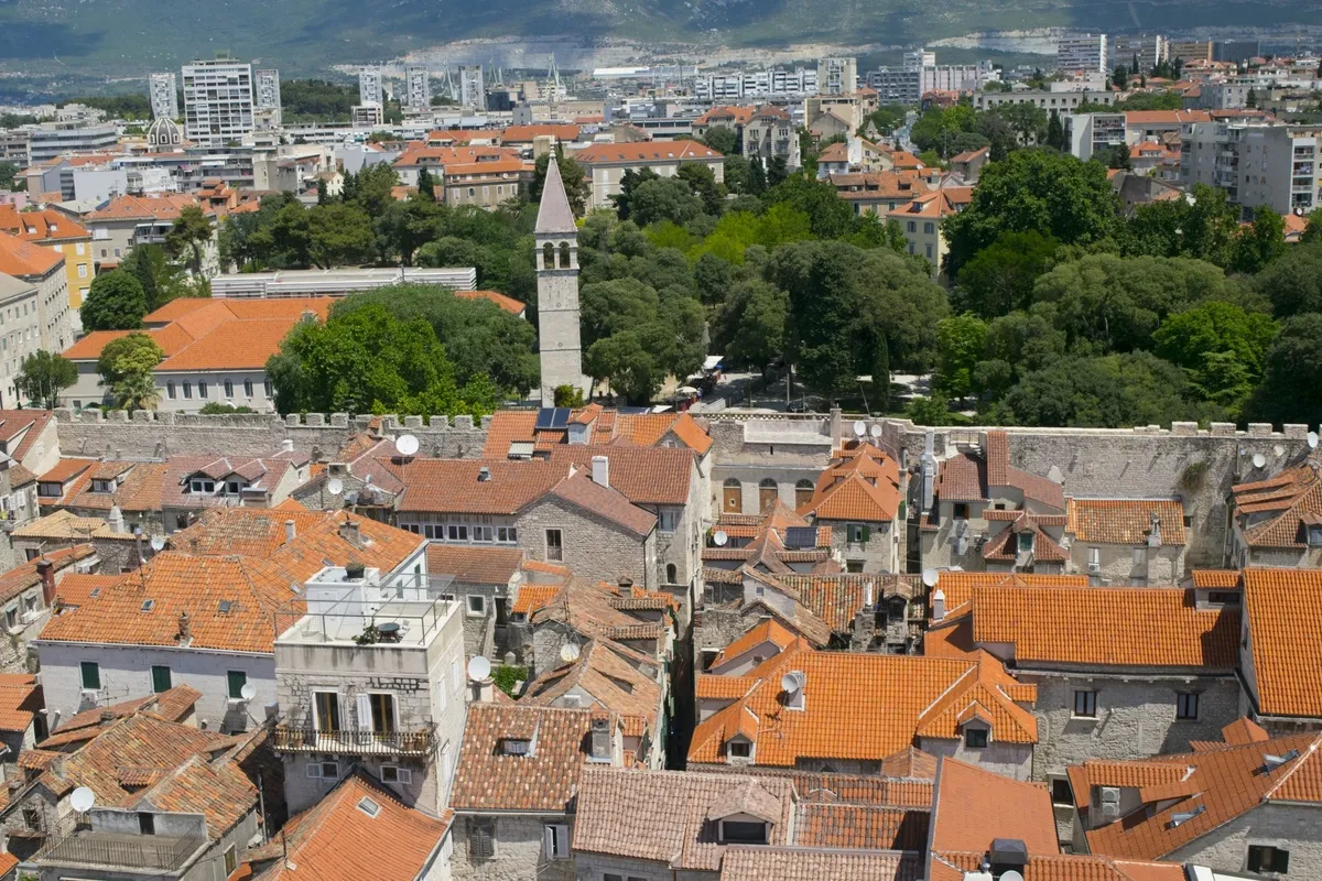 Panoramica del casco historicos de la ciudad con edificios de piedra con tejados de teja naranja