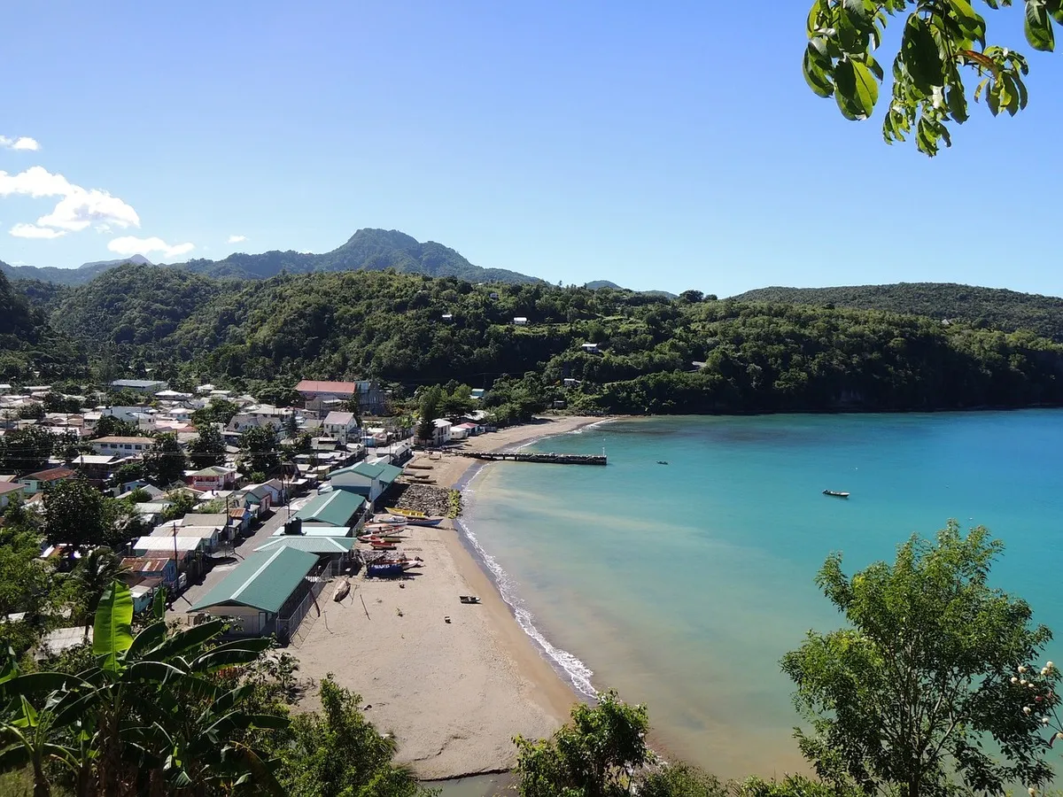 panorámica de la playa de la isla junto a un pequeño pueblo costero