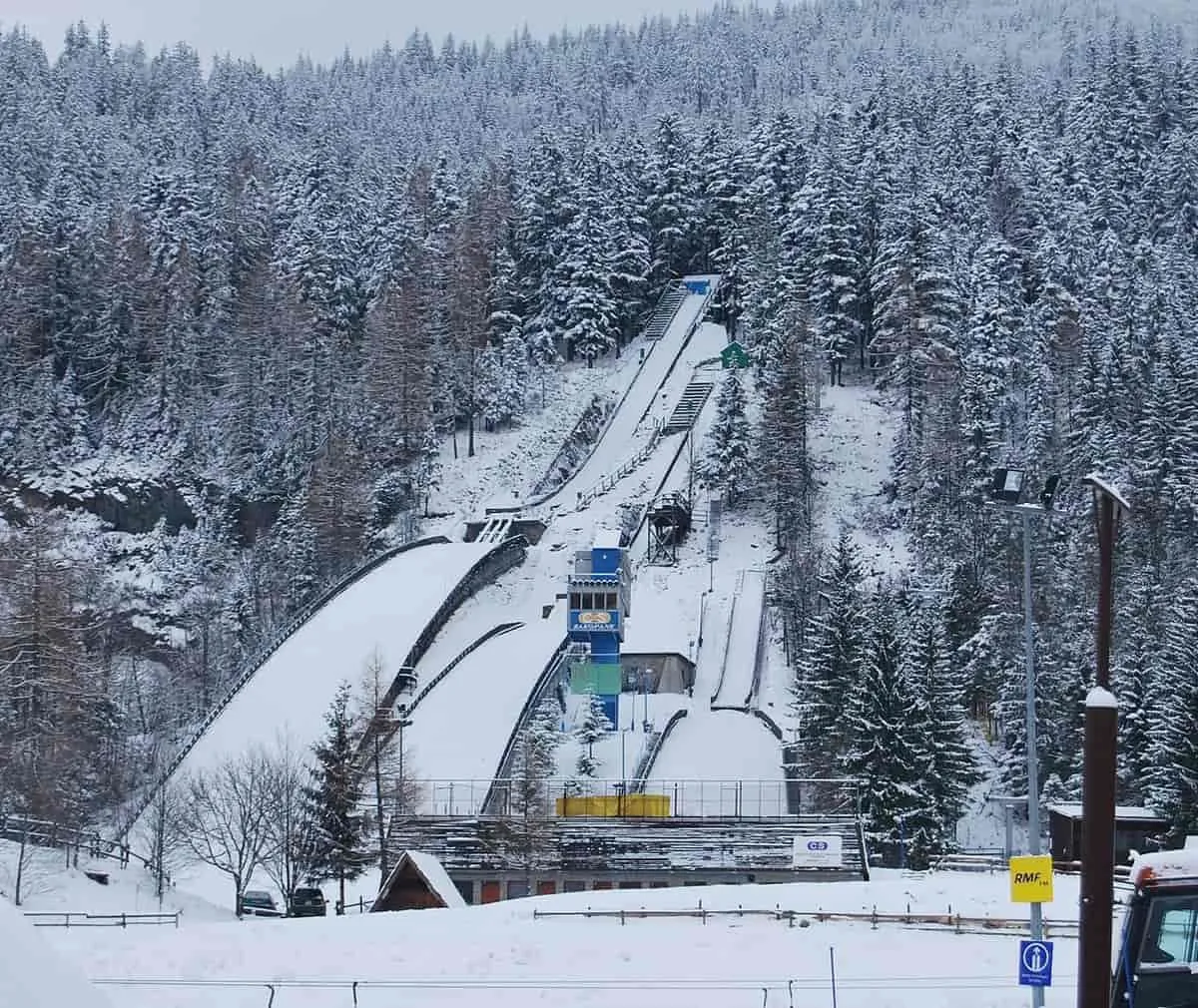 El teleférico en la nieve subiendo hasta el pico más alto de Zakopane